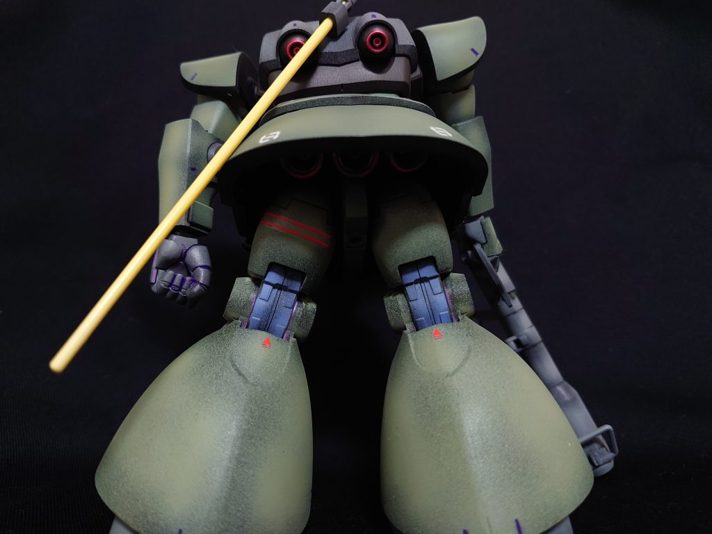 太ももの赤いラインがスカートで隠れました。