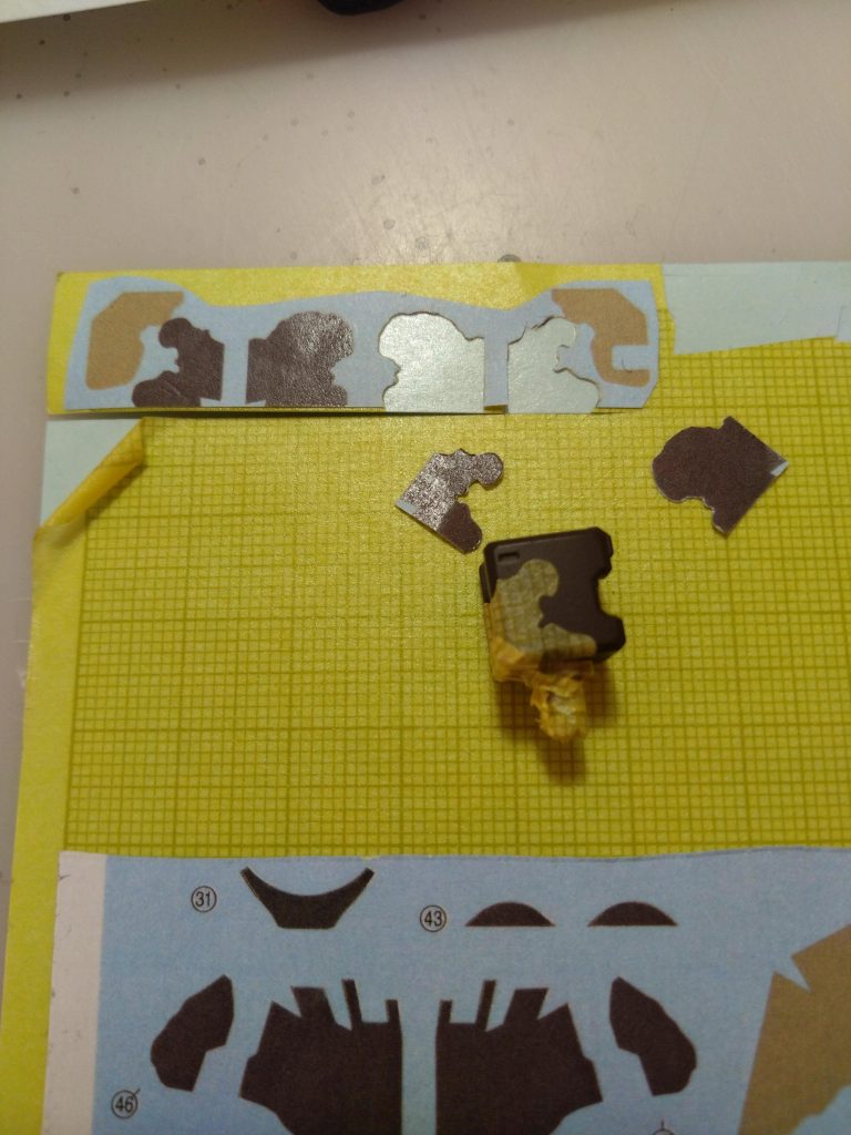 マスキング貼って剥がして塗装してます