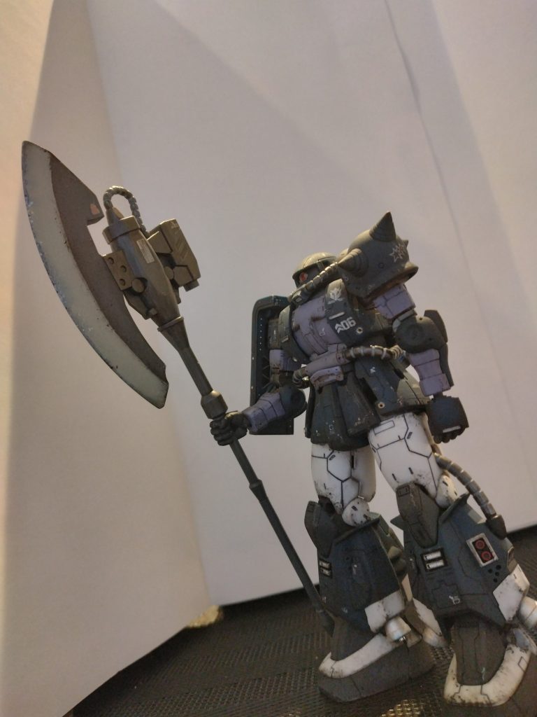 なんていってもこのジャイアントヒートホークが1番のカッコいい👍刃物じゃないけれど研ぎ残しや刃こぼれ風にガルグレーでボカして塗装してみました🤭