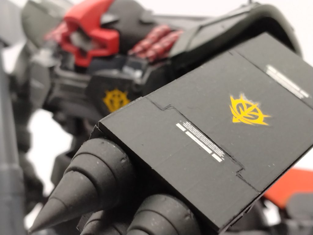 先端のスパイク以外は自作のザクシールド。一年戦争以降も生産しやすく、取り回しも良いという設定で持たせてます