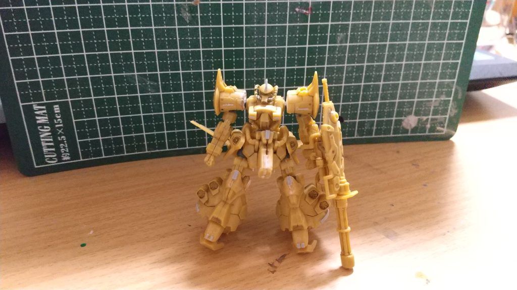 塗装前。可動化以外の改造部分はプラ板によりディテールアップのほか、足首(というよりランディングギア)を切り刻み真っ直ぐに接着し直し、製作中に折れたツノをプラ板で作っています。塗装はエアブラシでムラサキ色のサーフェイサー使ってみたんですが意味無かった気もする。