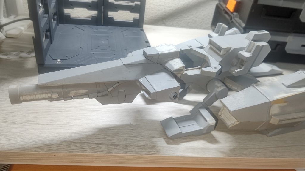 塗装前のサフを吹いた状態