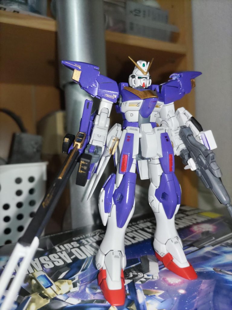 ゴールドデカールは黒に良く似合います。メガビームライフルとメガビームキャノンの塗りわけがきれいにできて嬉しかったですね。