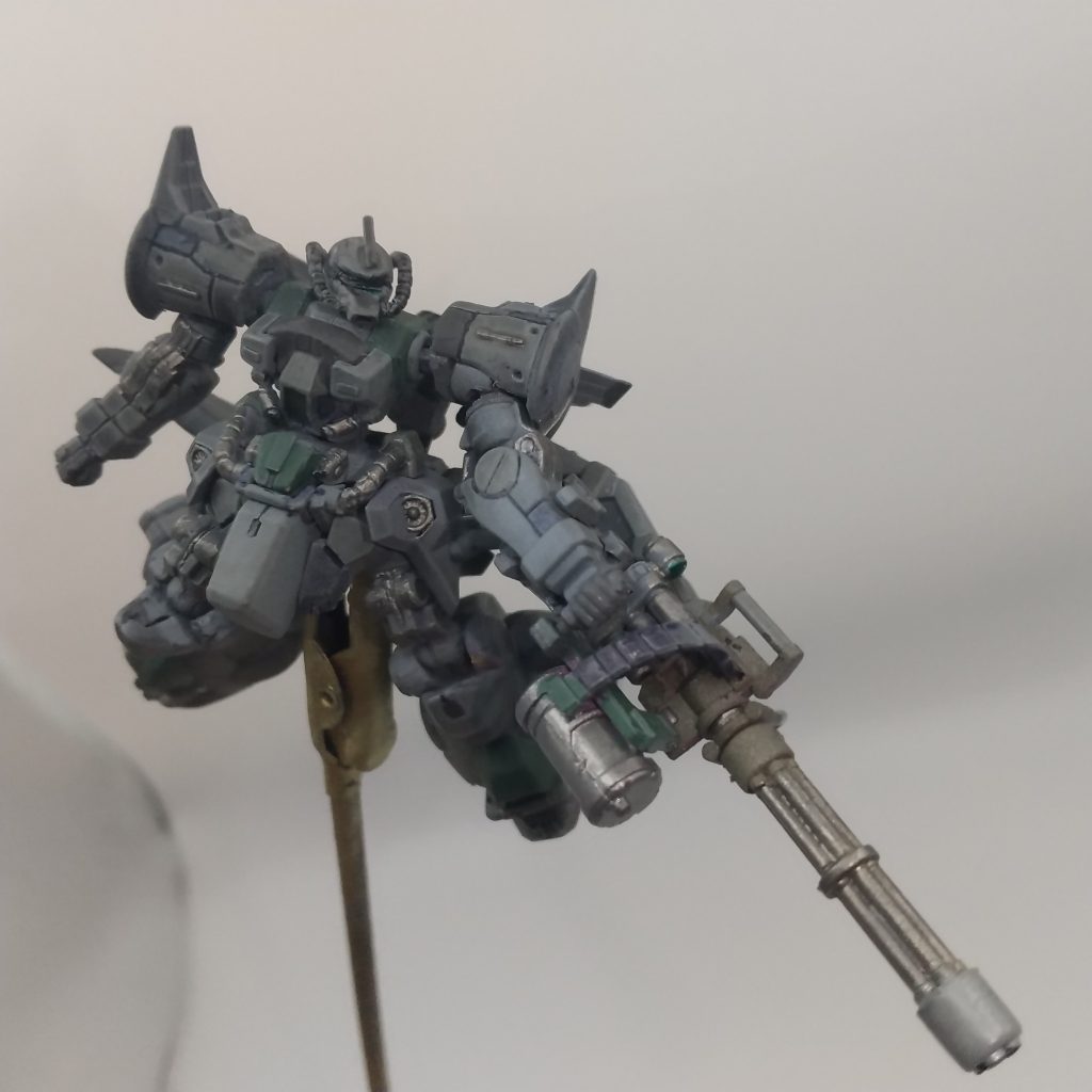 ヒジ関節の可動化はイエサブ関節のサイズと自分の技術力的に諦めましたが、他は肩と腹と股関節がボールジョイント、頭と膝が軸間接で稼働します。