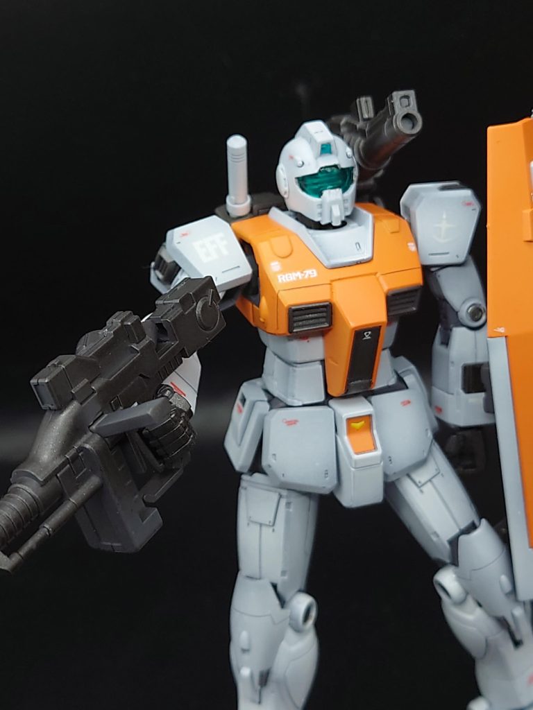 銃を構えたショット