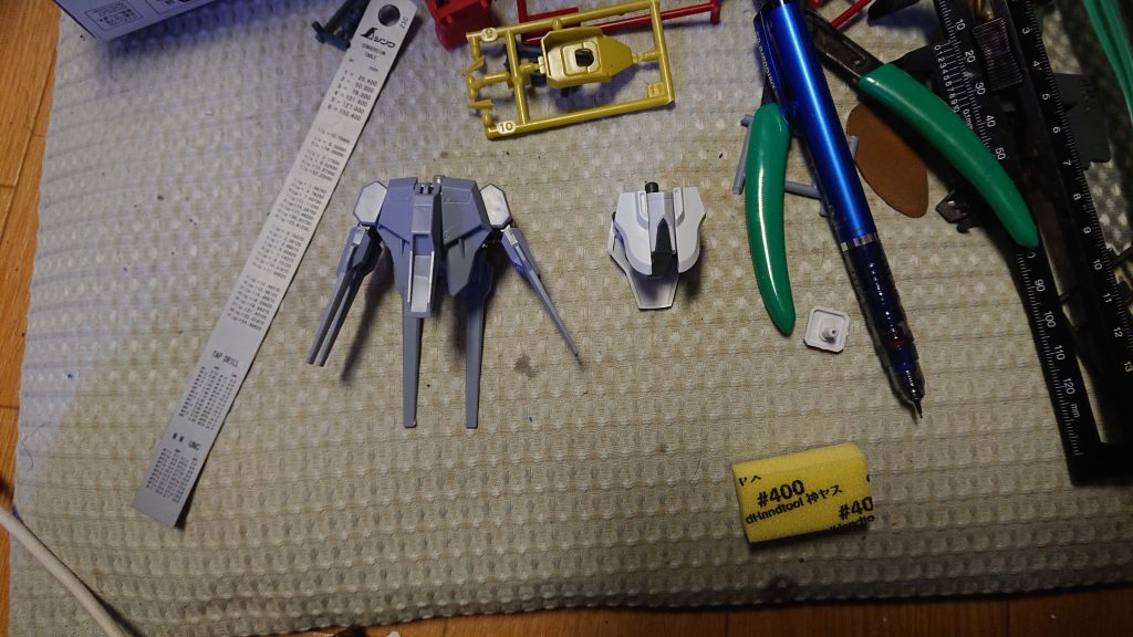 この機体マトモな改造ポイントはほぼ腰に集約されます。これはドレットノートとプロヴィデンスの腰の対比になります。実はプロヴィデンスの腰パーツを無改造で繋ぐ事は出来るんですが、超がつく程不格好になるので、装備(ドラグーン)だけ切り取って繋げます。