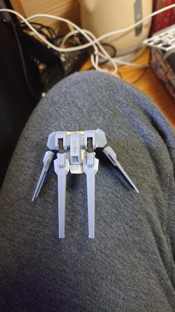 これが後ろから見た部分、この上にプラ板を貼ってパテで整形してます。