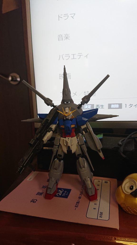 こちらが仕上げ前になります。背中の装備と合わせる為、足もプロヴィデンスのものに換装してます。同じ時期に発売したキットの為か無改造で接続できました。