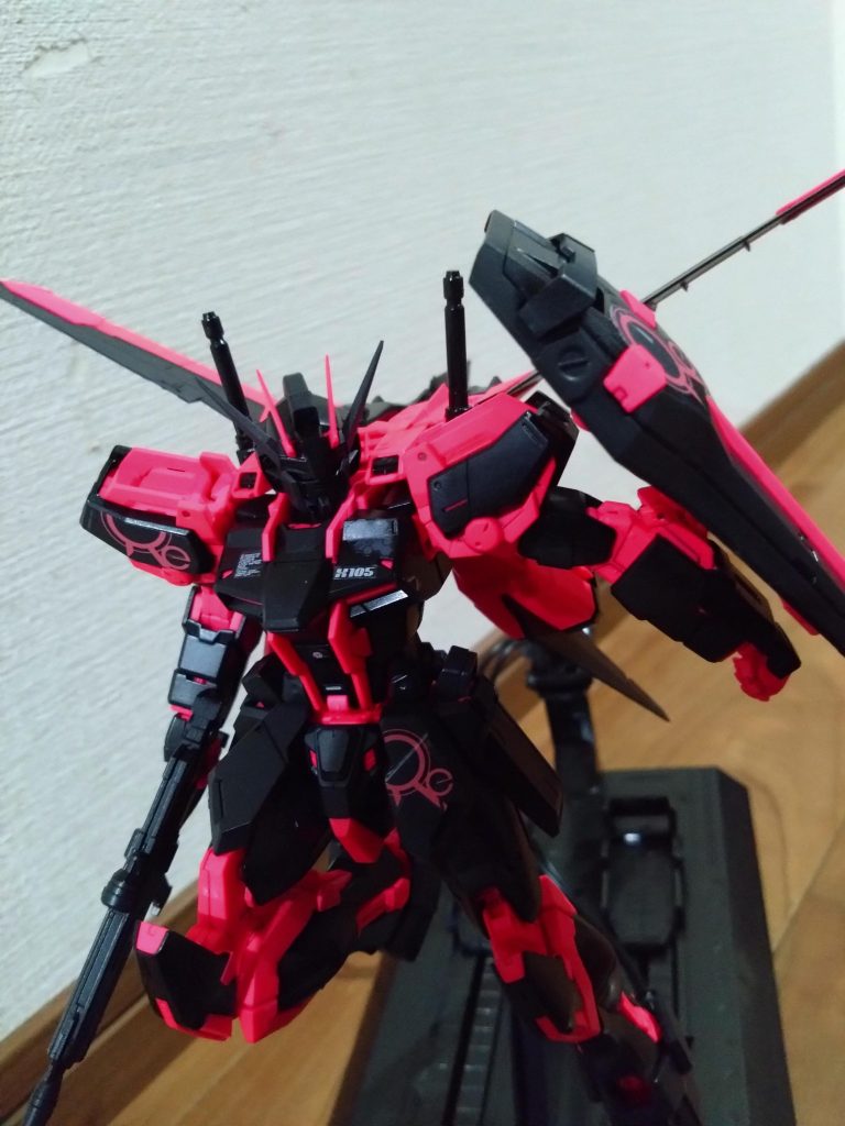 別角度。メインカラーがブラックなので、目立つデカールしか貼れませんでした。作製中は蛍光ピンクがチカチカして辛かったですね···