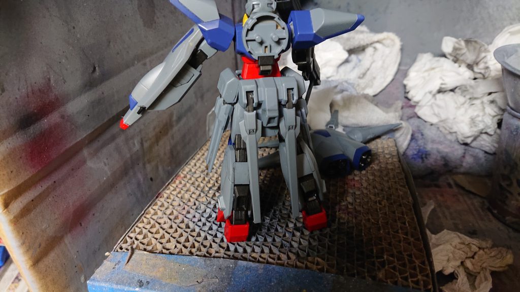 腰部と背中になります。プロヴィデンスのパーツを切り落として、ドレットノート腰部パーツに移植。パテで整形してこの形にしました。背中のドラグーンを付けるとほとんど見えない部分ではありますが気に入ってます。背中はドラグーンのプラットホームに穴を空けてそのままくっつけてるだけです。