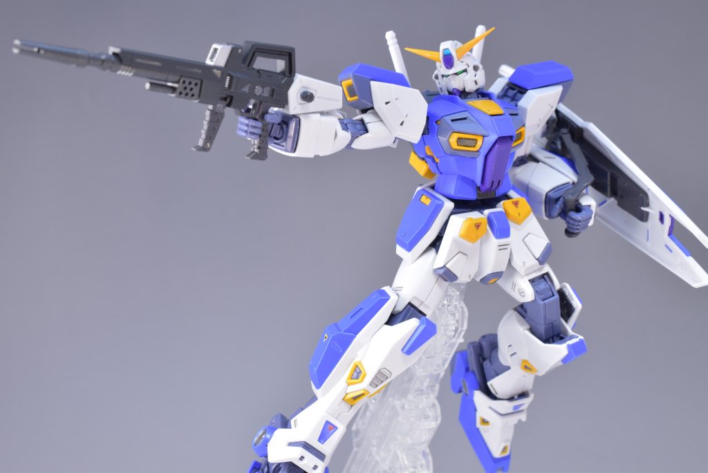 ビームライフルを構えている感じで１枚。ビームライフルはグリップ以外全塗装です。エネルギーパック部分は白にしてみました。あと、エナメル塗料で細かく部分塗装しています。