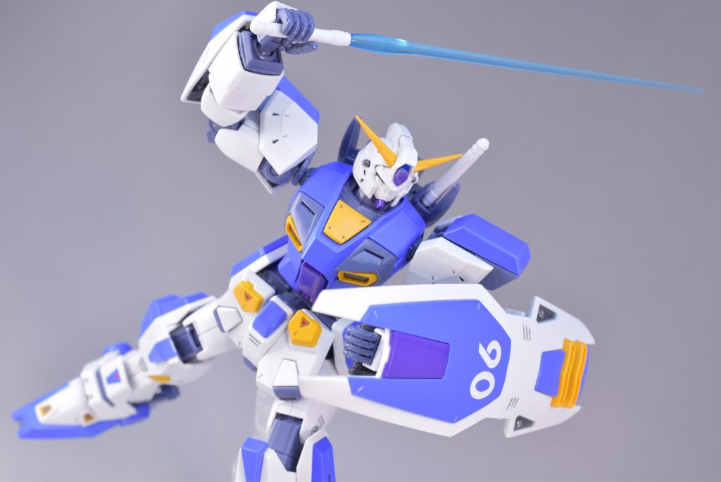 ビームサーベルを構えた感じで１枚。