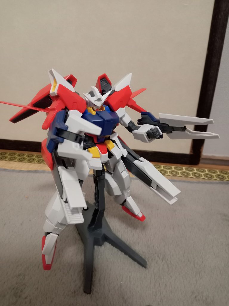 自分の頭の中設定ですが、SEEDFREEDOMで言うライフリ枠ですねAGE-FXはキオの不殺主義のもと赤色が入っていないというエモい設定だった気がするので、絶対に赤は入れてこなかったんですが、その信念が戦いの中で揺らいでしまった、ということを表すため赤色をメインで塗装する予定でした。