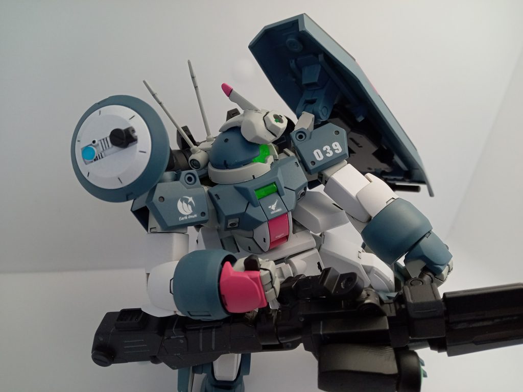 大型化したシールドの裏には通常のライフルをネオジム磁石で装備しています。