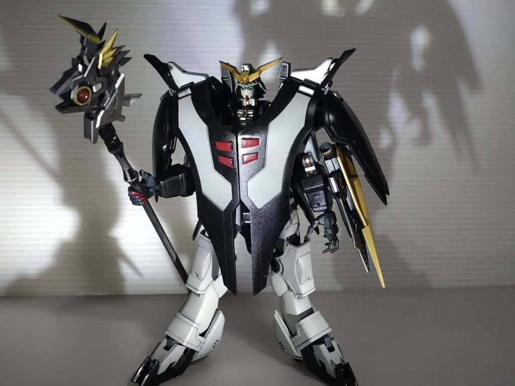 ①「ヘルサイズ」の設定完成度70%→100%、想定する敵は「モビルドール」「ZEROステム」として、5人の疫病神じゃなくて、開発者がデスサイズヘルを仕上げた設定。「間違い探しレベルでの差異」の改造にしています。ドクターJ:「デスサイズヘル」なんて言いにくいから、「ヘルサイズ」でええじゃろ、モビルドールなんぞ、生き物じゃないから「死」などないじゃろプロフェッサーG:バスターシールドに「シザーアンカー」機能をとりつけたぞ。だけど、デュオはバスターシールドをぐるぐる飛び道具として使わんじゃろうけど・・・ドクトルS:...火器無いからやることなかったから、色々調整したぞ…H教授:対MD用の電子戦装備「アンチMDシステム」を搭載装置をツインビームサイズにつけたぞ老師O:蹴りの攻撃力が上がるよう、つま先の爪を大型化したぞ