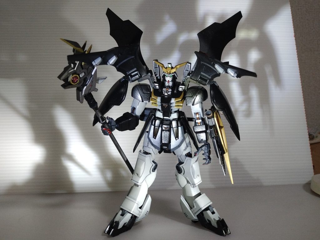 ②「デスサイズヘル」としての模型の改造箇所頭部:Vアンテナをちょっと大型化、首パーツを自作&延長胴体:ハイパージャマーがアクティブクロークのアームと重なって見えなかったのが、気になって気になって…。プラ棒&プラ板でアクティブクロークのアームを自作しちゃいました(さよなら可動w)腕:上腕を大型化。手は、どっかの「指先が細い手パーツ」を買って取り付け脚:膝アーマーと足首アーマーが大きくてアンバランスに感じたので、全体的に脚を幅増し。つま先もアーマーの外に出るように位置変更・バックパック:ハイパージャマーが見えやすくなるよう上に延長