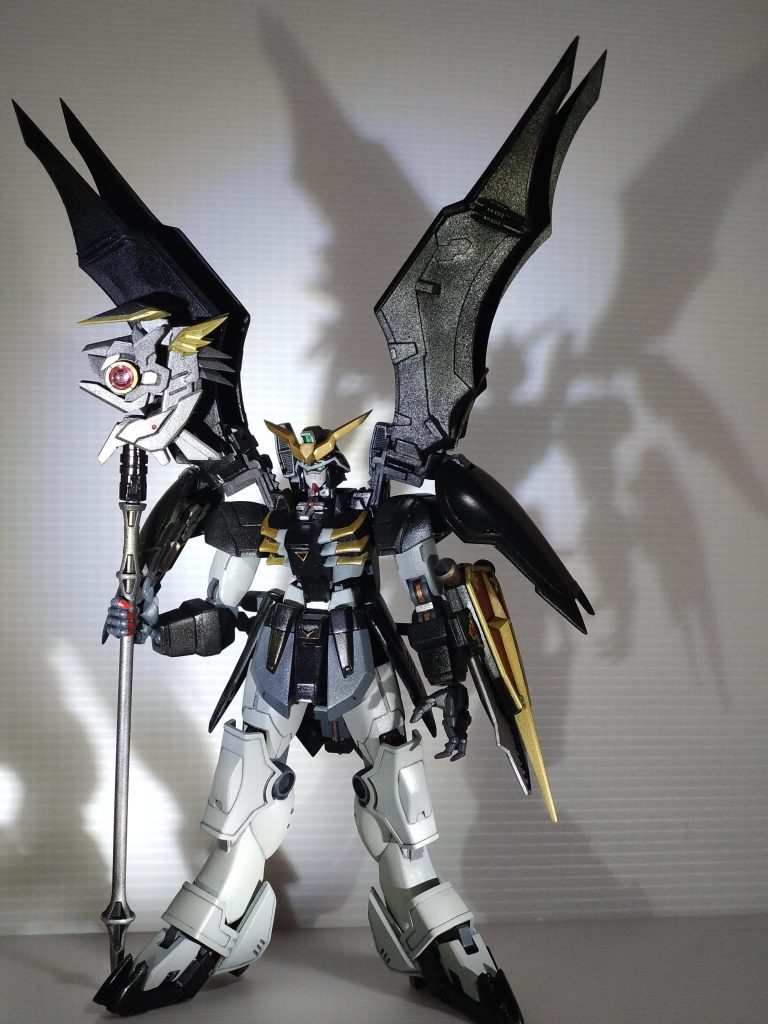 ③「ヘルサイズ」としての模型の改造箇所・首にアクセサリーとして「銀の十字架」を追加・ツィンビームサイズを、杖っぽく改造(EW版デスサイズヘルのビームシザースが杖っぽい意匠のため)。杖を作ってるとき、どこぞのフリーレンの杖がチラついてチラついて…・バスターシールドのクロー部を「シザーアンカー」で切り離せるように改造。ギザギザ歯にした。腕の取り付けは「1軸」→「2軸のクランク状パーツ」に変更