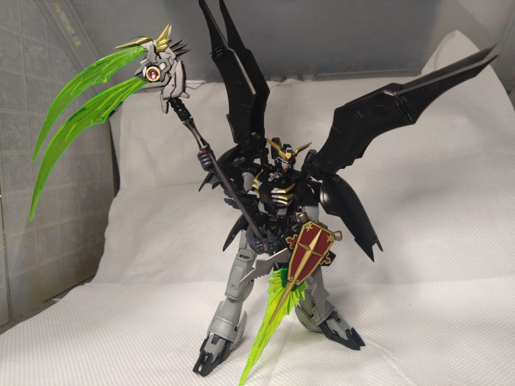 ④アクティブクローク「展開状態パーツ」を自作元のキットも出来がいいんですよ。バンダイさんも3DCAD使って、頑張ったと思います。…ですが、劇中のコウモリ羽のような形の両立は難しいなと....だって、あれ、金属が曲がってたのがまっすぐになるレベルでしょドラゴンハングがどこまでも伸びるのと同じで、ガンダリウム合金という不思議金属の特性かと・・・・というわけで、劇中のコウモリ羽のようなのをイメージして、プラ板で自作しました(爆)wwwwww羽4枚、自作して、途中で気に入らなくて、もう一回4枚分自作して…ははははっははは.....でも、苦労したかいあって、劇中っぽくなったな♪