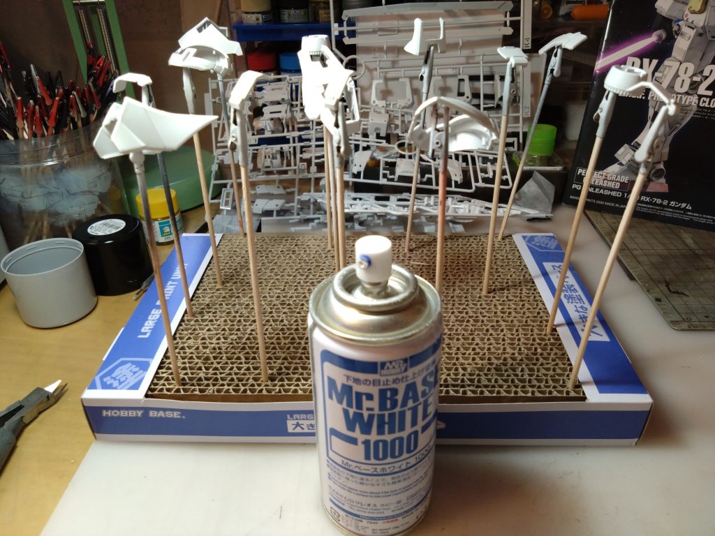 基本、白いパーツは白サフェ吹いてそのまま仕上げにしてます