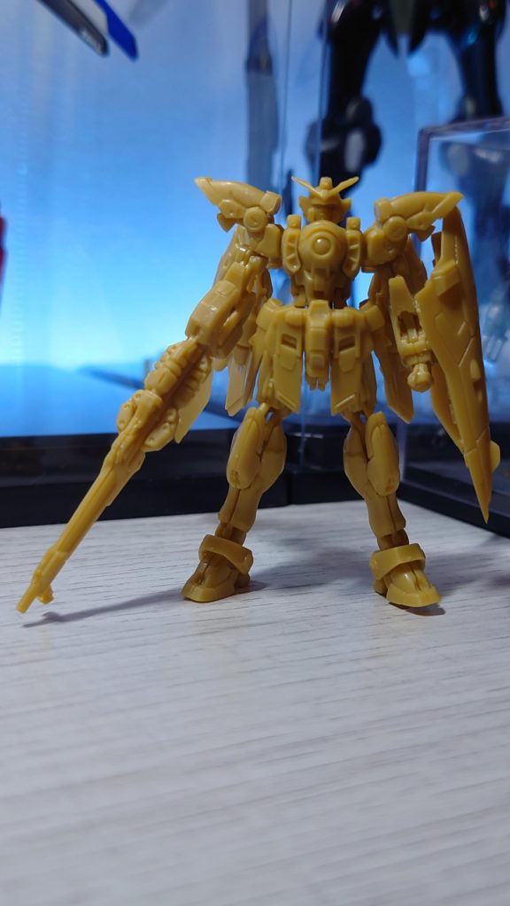 素組みの段階ではストレートに組んで全塗装で終わらせようと思ってたんですけど思いついたら試してみたくなりますよねーw失敗してもいいようにウイングガンダムの予備も用意して作り始めました。結局、予備は使わなかったんですが良かったのかな？