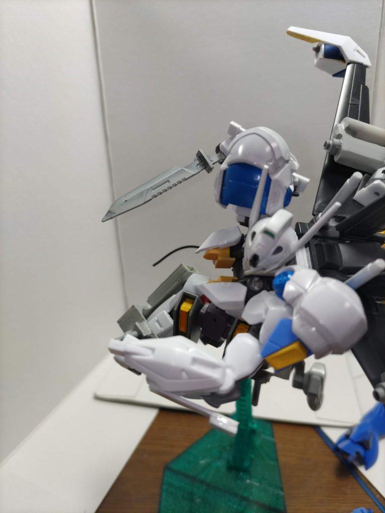 ①高硬度ナイフ大腿部に装備されているレアアロイ製のナイフ。ビーム無効の近接機体対策