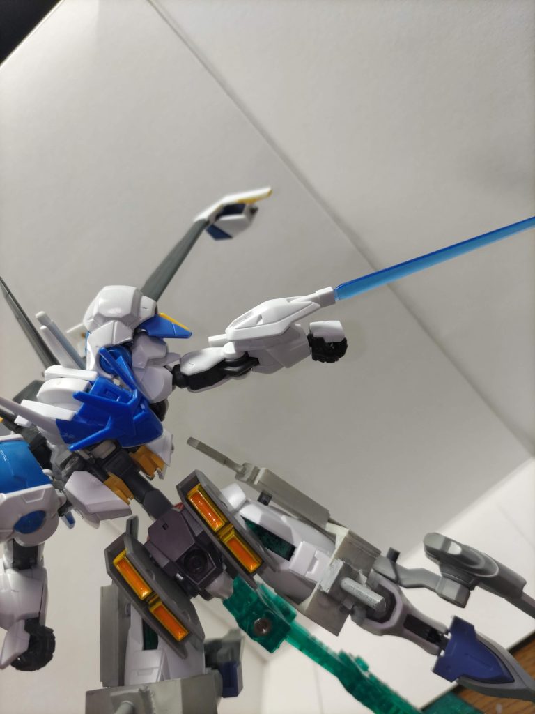 ③複合疑似ガンビット飛行機能を廃止したエアリアル系ガンビット。ビームバルカン、サーベル発振器を内蔵した攻防一体の装備。④レーザーガン主翼先端に搭載。ファラクトのスタンビームと同様の機能。
