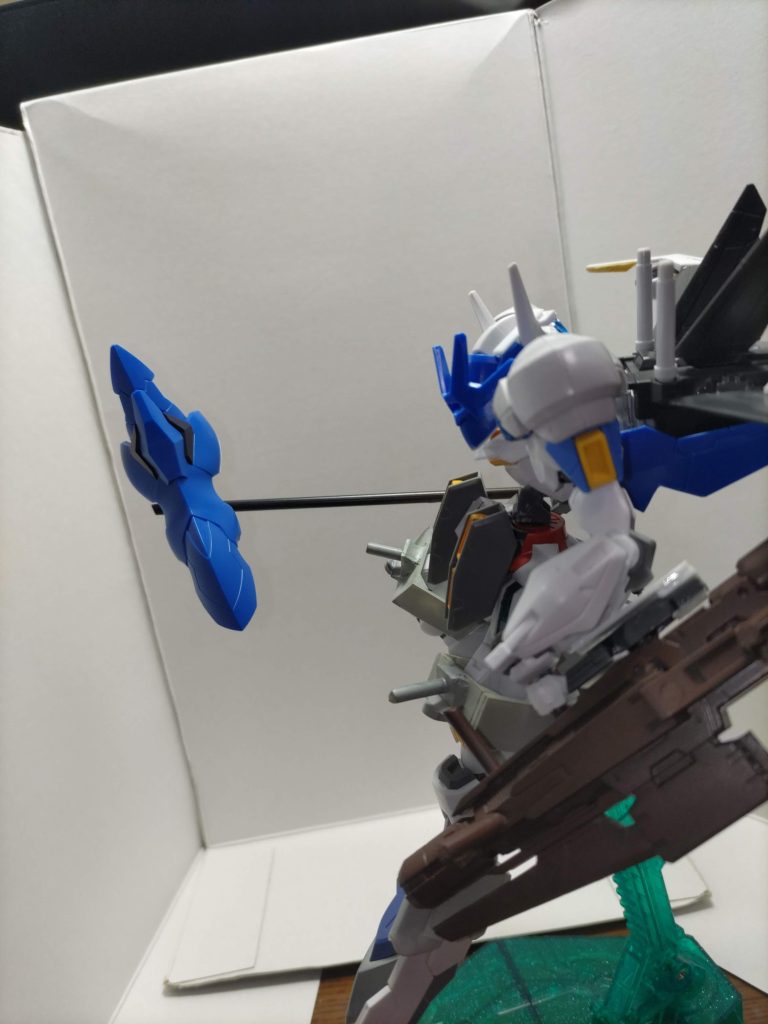⑤ガンビット両ひざに搭載されている装備。意思拡張AIによる制御で防御が主で、ビームガンを内蔵。長時間の単機飛行が可能ディフューズガンとの連動が可能。