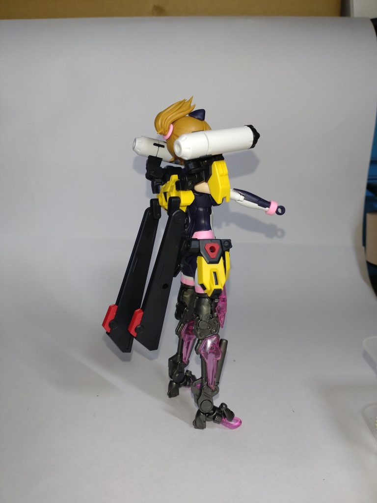 横側です。中華キットのメカメカしい感じは大好きです。単価が１０Ｋ越えるのが多いのと、メガミの方に対応可能なのが多いのですが。