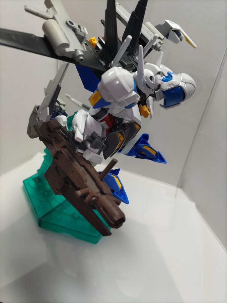 ⑥改修型ディフューズガン腰部にマウントされるメイン装備。ソーンから大きな機能変更はないが・グリップ増設・銃身下にライフル追加・有線電力供給 など本機用に適切化されている。