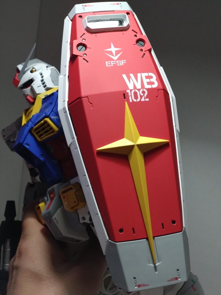 シールドの赤と黄色は水性カラーで塗装してみました面積デカいので、埃や塵が入らないようにするのに、苦労しました