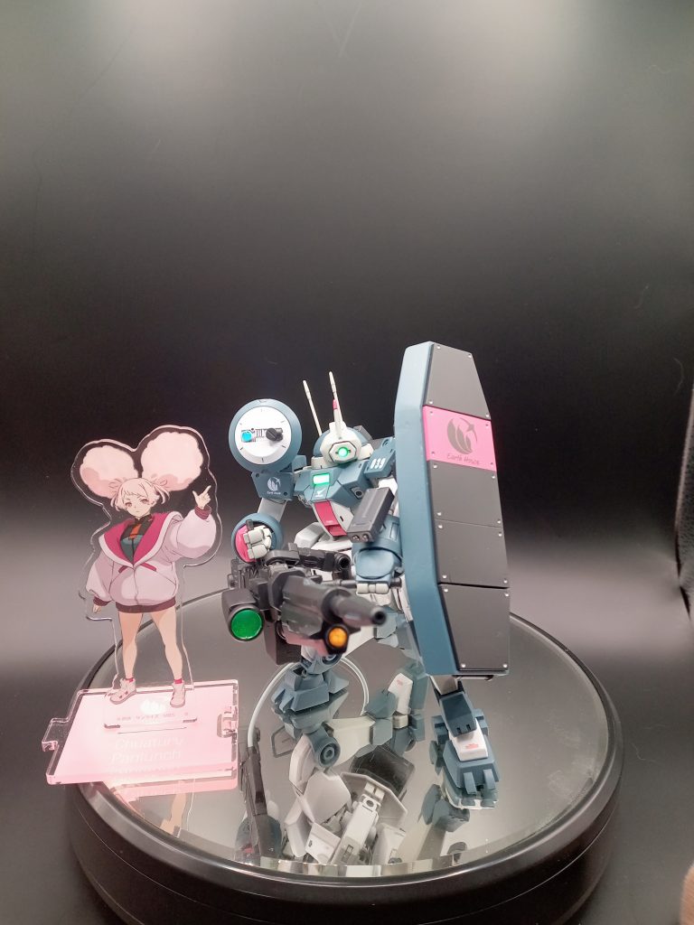 バイザーを可動式にして射撃モードにできるようにしました。ジムスナイパーⅡやデュナメスみたいなイメージです。