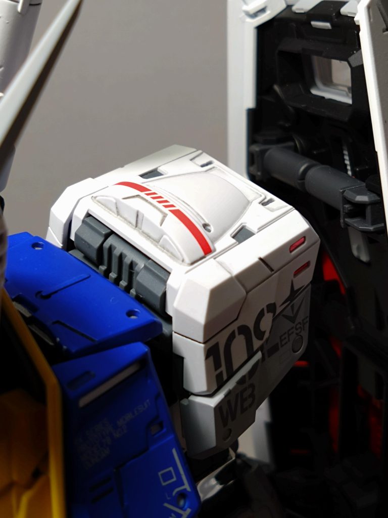 白いパーツはスミ入れ、ボカシを少し入れて単調にならないように気をつけました