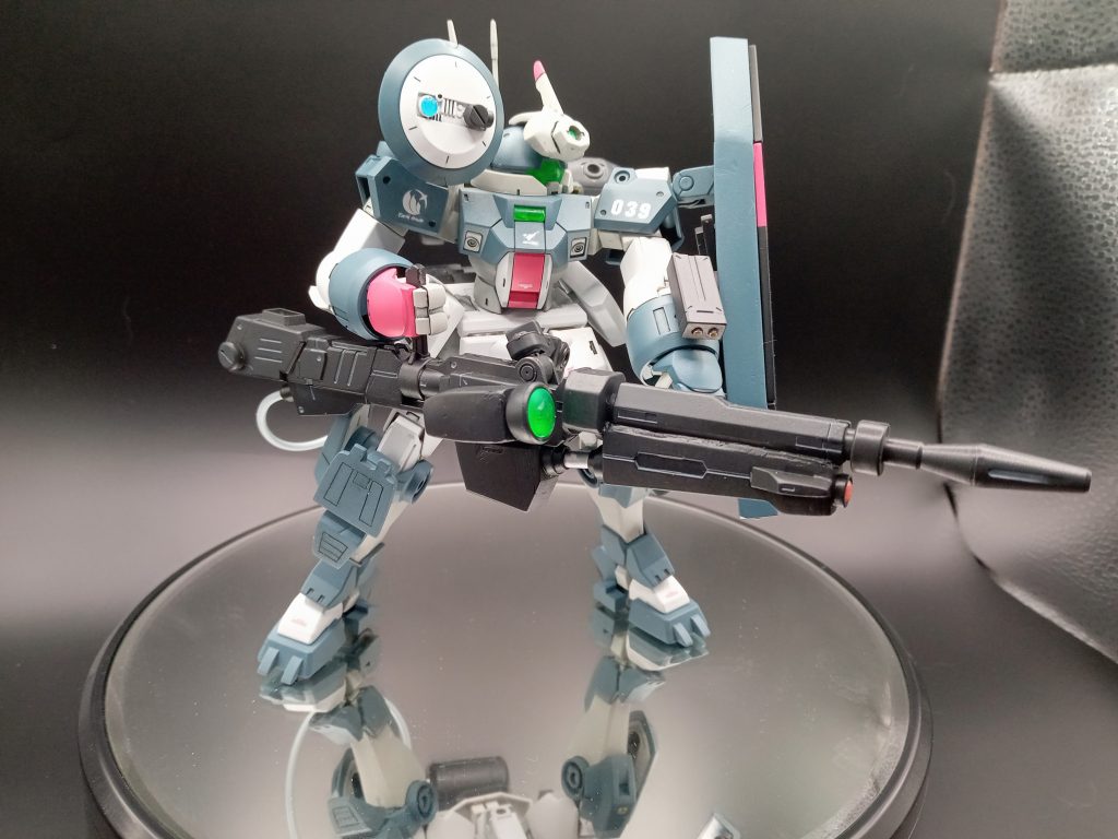 ライフルはジャンクパーツで大型化しました。膝立ち狙撃姿勢がとれる様に右膝には足？を付けました。