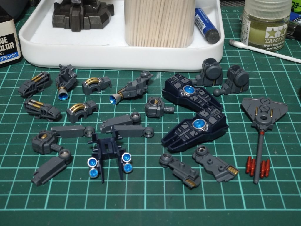 関節部分やバーニアを部分塗装しました。