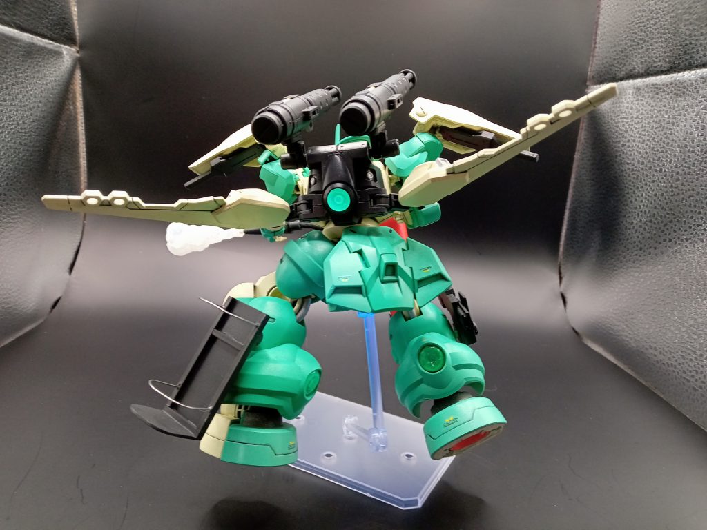 後ろはこんな感じ。左足に専用武器を装着できるようにしています。