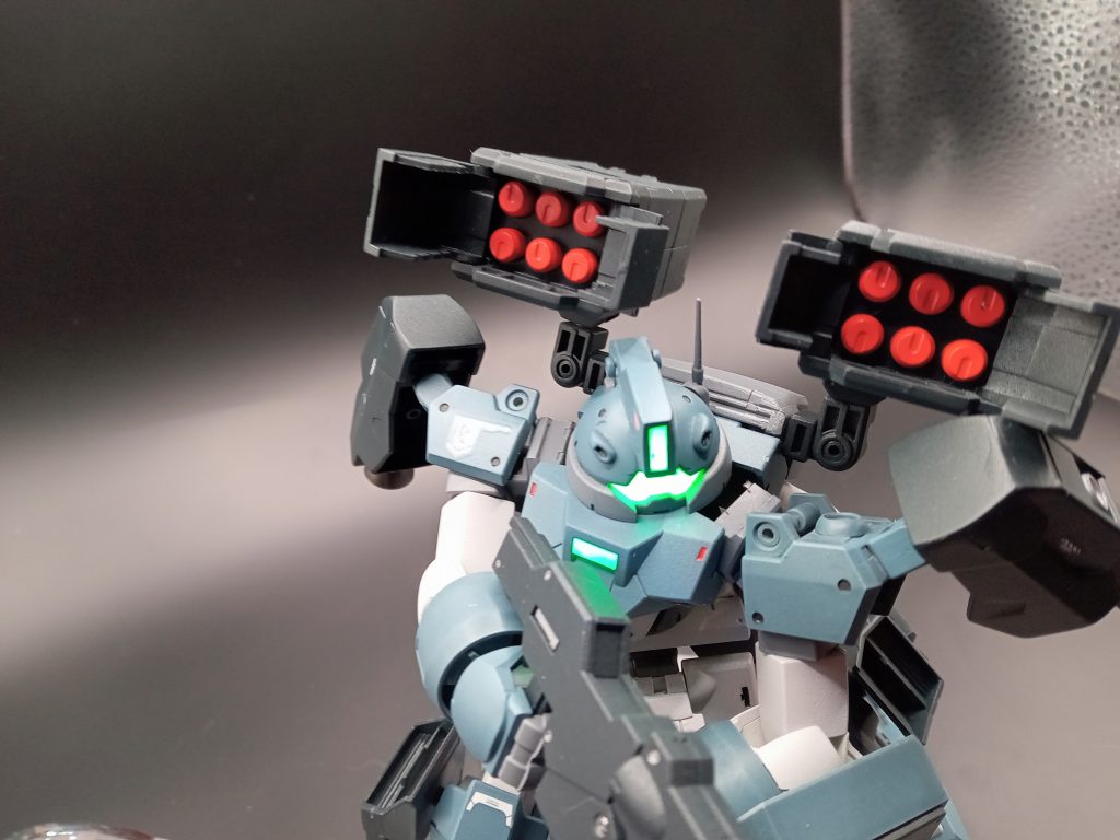 市販のミサイルパーツを使ってます。肩はジュピターヴガンダムのパーツ。