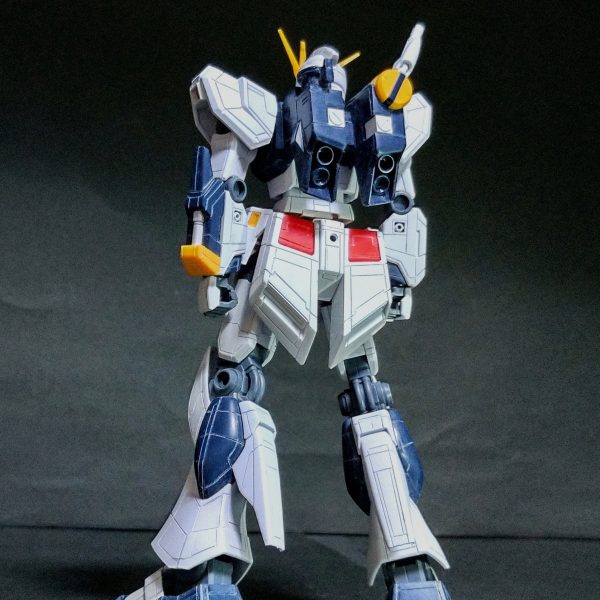 製作中のνガンダムのスジ彫り加工が完了しました😊プラ板を貼っていきますが日曜日のイベントに間に合うでしょうか😭😭（2枚目）