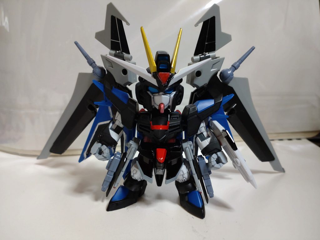 正面初めてガンダムマーカーを使った筆塗りをしてみました、全体的に塗れるとなんとなく見えるなと思います(笑)