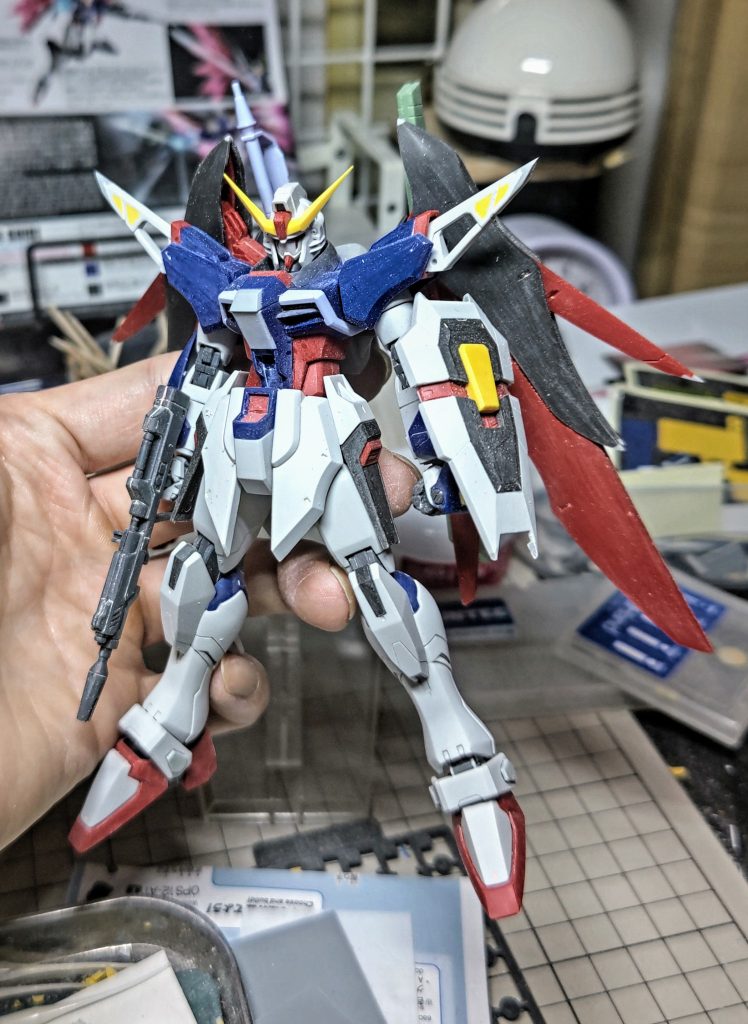 表面処理終わり。胸のところはプラ板1ミリ厚を貼ってボリュームアップ。ビームブーメランもパテで一部埋めてますね。