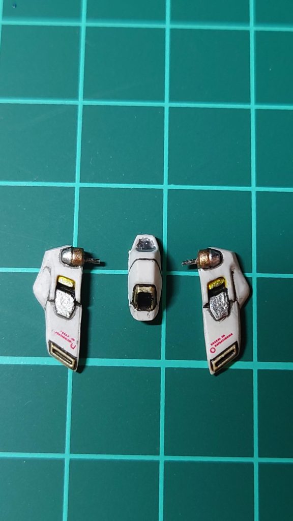 フロントアーマーがちょっと干渉しているので左右を切り離して可動するように加工しました。左のデカールが掠れてるのはつや消し吹いてから貼り忘れてるのに気づいて貼ったらこうなりました…