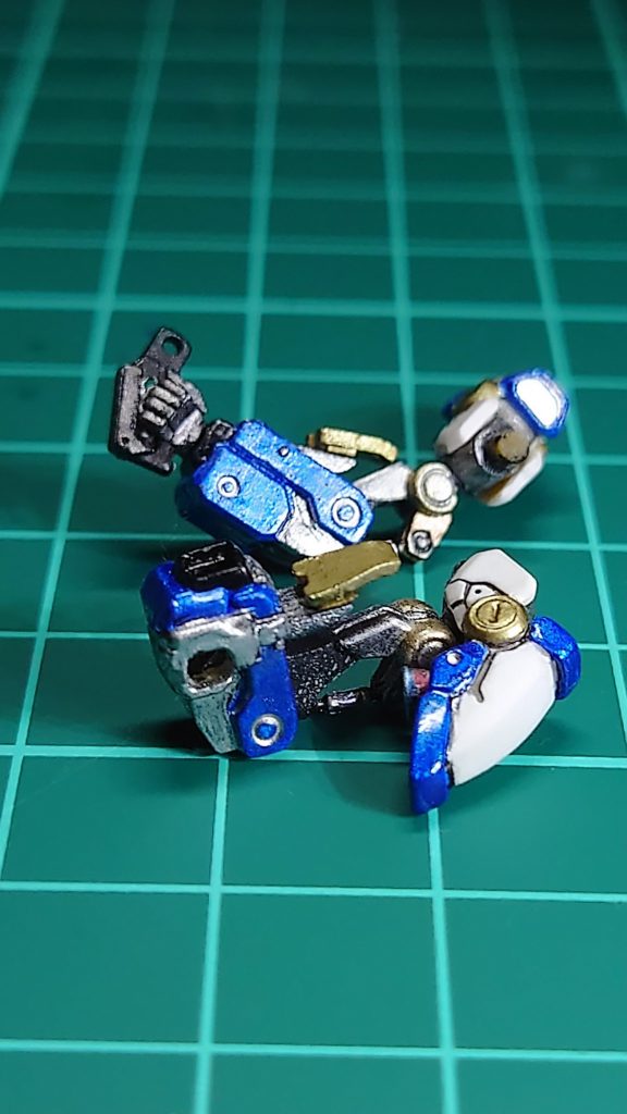 バード形態の時に肩アーマーを格納できるように肩の取付部からバーニアを分割してアーマー側に取り付けました。格納する際アーマー自体も胴体に干渉してたのでダボ穴を横長に加工してスライドできるようにしています。爪のところもプラバンを加工して可動するようにしました。