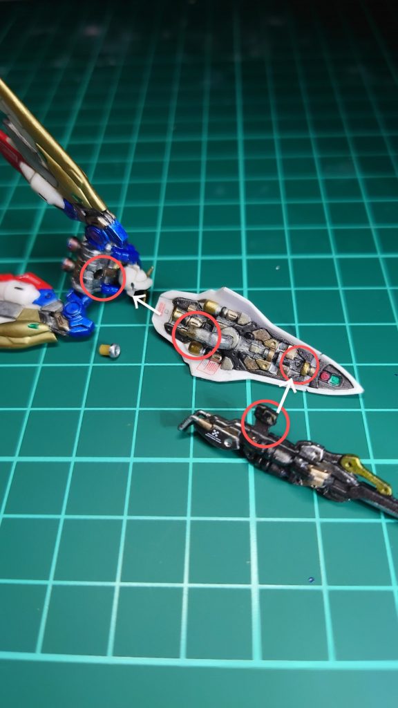 バード形態にできるように取付部をランナーを削って作りました。