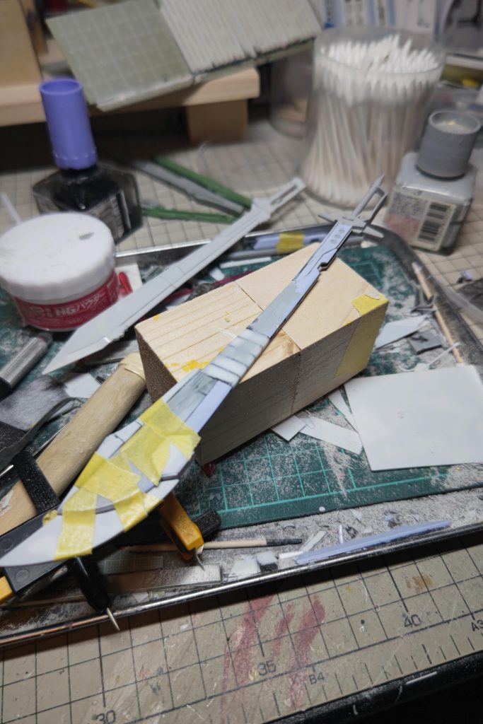 クソデカアロンダイトの制作。HGCEインパルスに付属するクソデカエクスカリバーを参考にボリュームアップしてます。折り曲がるところあたりで５ミリプラ棒で2.5センチ延長、それに合わせてプラ板で辻褄合わせ。