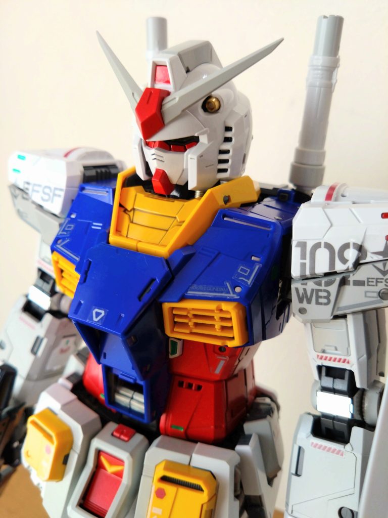 難しかった肩のデカールシール。保険のために、２枚も追加購入。