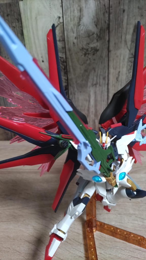 このストフリにサテライトキャノンつけたり、カレッドウルッフつけたりしてもうアイデアが浮かばなかったのですがSEEDFreedomの映画でディステニィの翼を見てやっぱりかっこいいな・・・　　そうだ！ディスティニーのバックパックをつけたら分身するヤバい機体ができるのではないかと思い、この機体ができました。