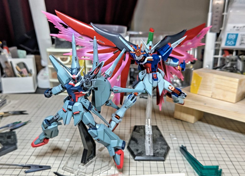 クリアコート前に遊んでました（）ちょっと塗装剥げました。レジェンド用にパルマ用手首パーツも制作、こちらは色変えした程度。