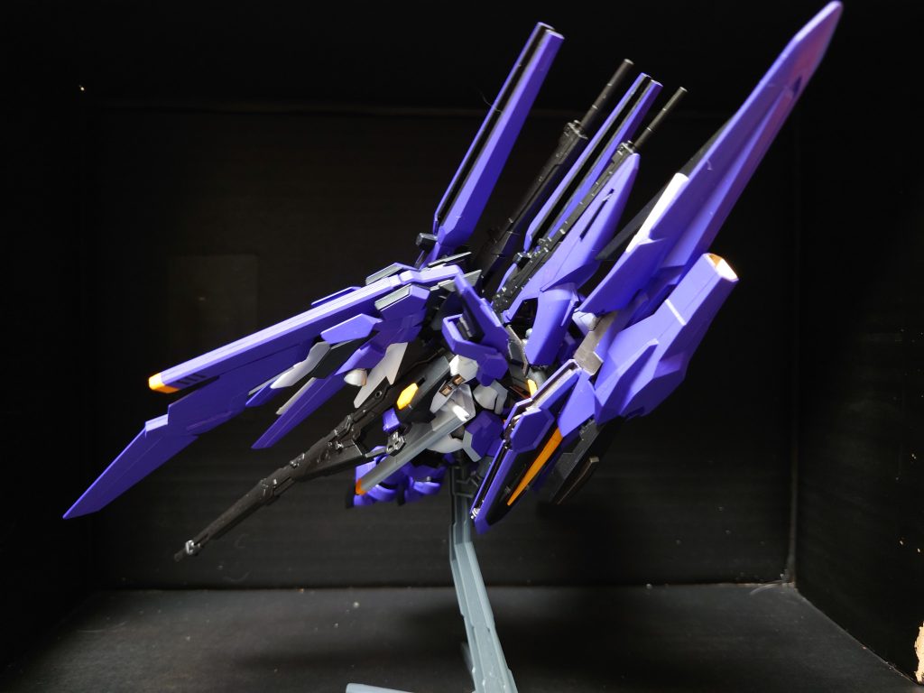 盾に盾を付ける暴挙に出たのは変形時に底面にポン付けになるシールドが微妙に感じたからってのがありましたが流石にやり過ぎたかも額丸々デルタカイにした弊害で機首?と角が接触しちゃってるのでよく見ると首外してます何かの機会にここも改修せねば