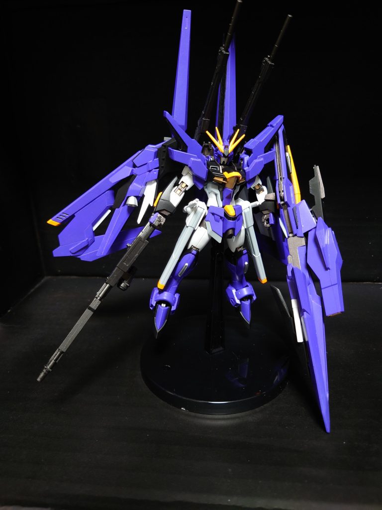 改造は額(角ごと)、肩に足先を、盾に盾をガッチャンコして羽をもぎ取り新たな羽をつけましたあとデルタカイの余剰?のライフルを背中のあのv2の羽みたいなのが付いてたとこにつけました