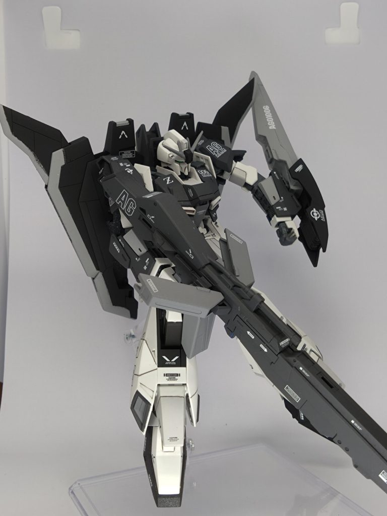 肩の関節が硬くて、ハイメガランチャー持たせようと思ったら塗装ハゲの大ピンチでした。重い。