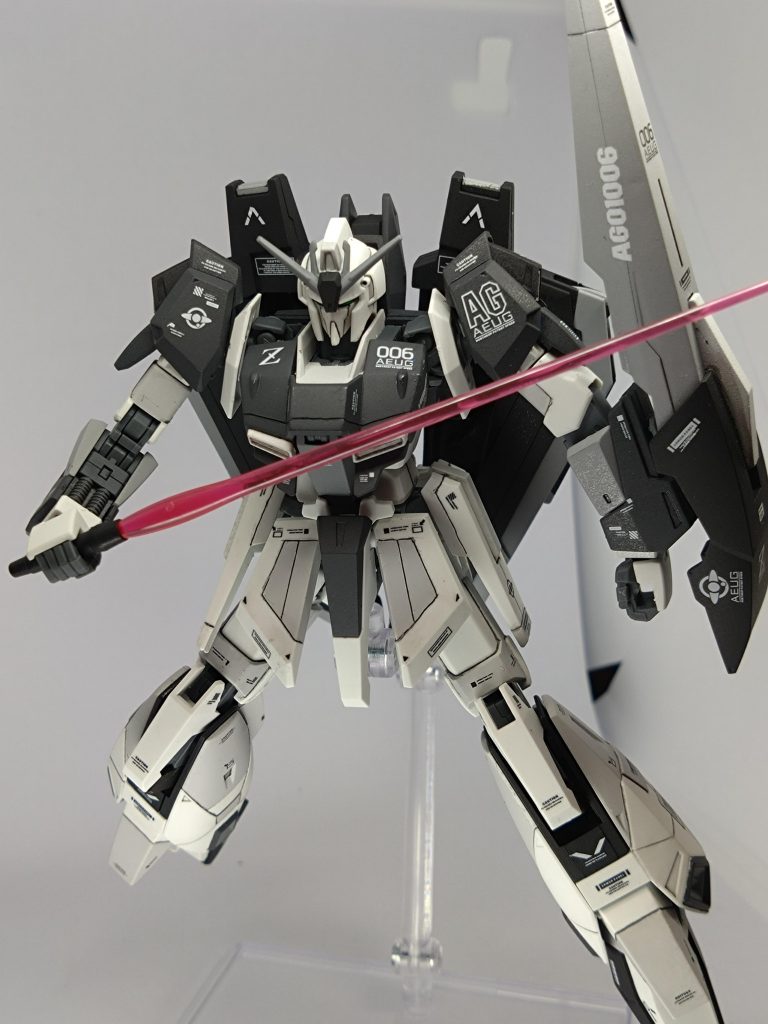 ビームサーベルを白黒にする方法は考えつかず。白黒で透明感出せる方法、誰かやった事あったら教えてほしいです